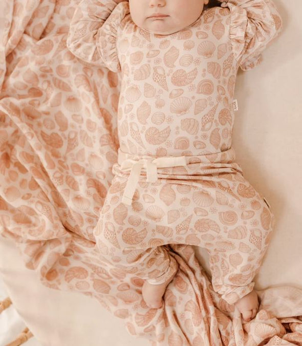 India and Grace Organic L/S Ruffle Suit | Pink Dust Seashell -Just too Sweet - Babies and Kids Concept Store